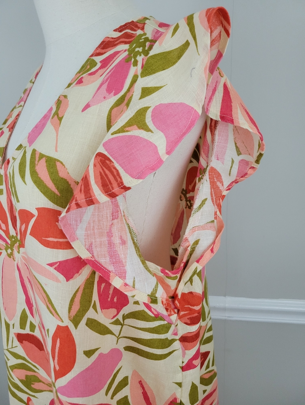 Nicole Miller Coral and Pink Floral V-Neck  Linen Dress - Picture 4 of 6